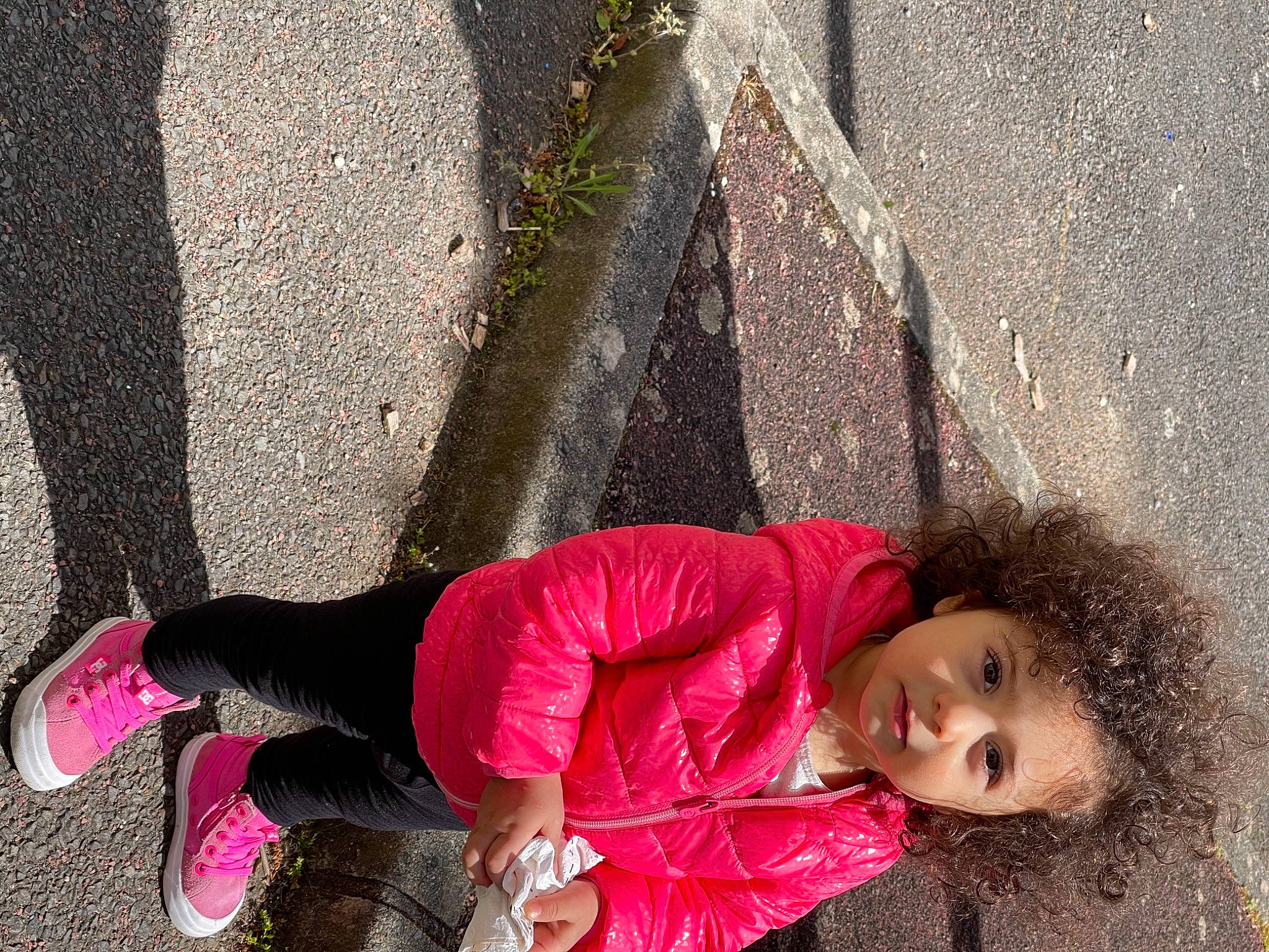 Eliza a rejoint le concours — aidez-le/la à gagner de superbes lots ! asphalt, boot, child, facial_expression, fun, grass, happy, human, human_leg, leaf, leg, leisure, people_in_nature, person, road_surface, shoe, sidewalk, sneakers, street_fashion, toddler