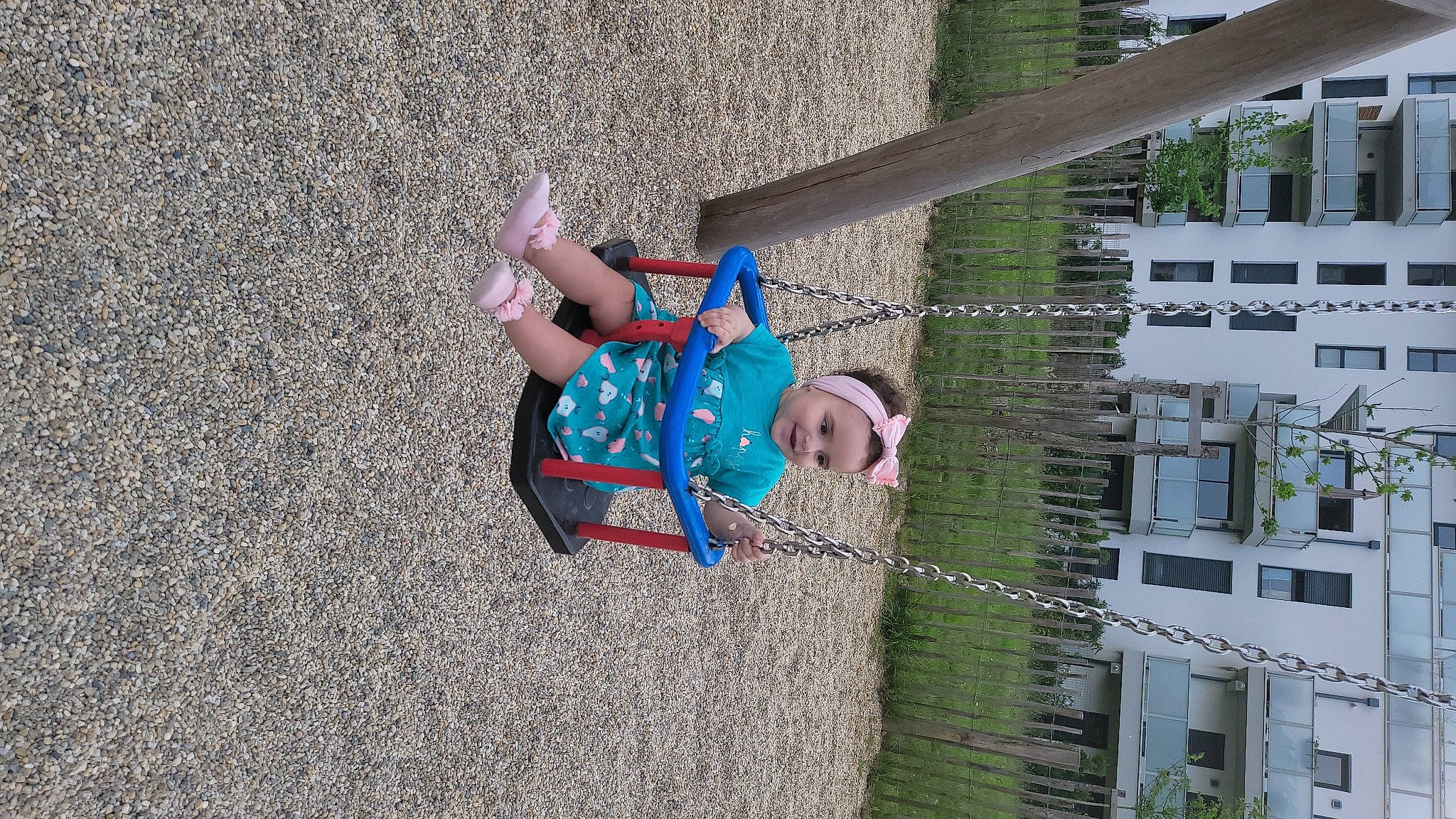 Nancy a rejoint le concours — aidez-le/la à gagner de superbes lots ! adventure, building, child, city, concrete, electric_blue, facade, fun, grass, headwear, house, leisure, person, plant, play, recreation, toddler, tree, vacation, window