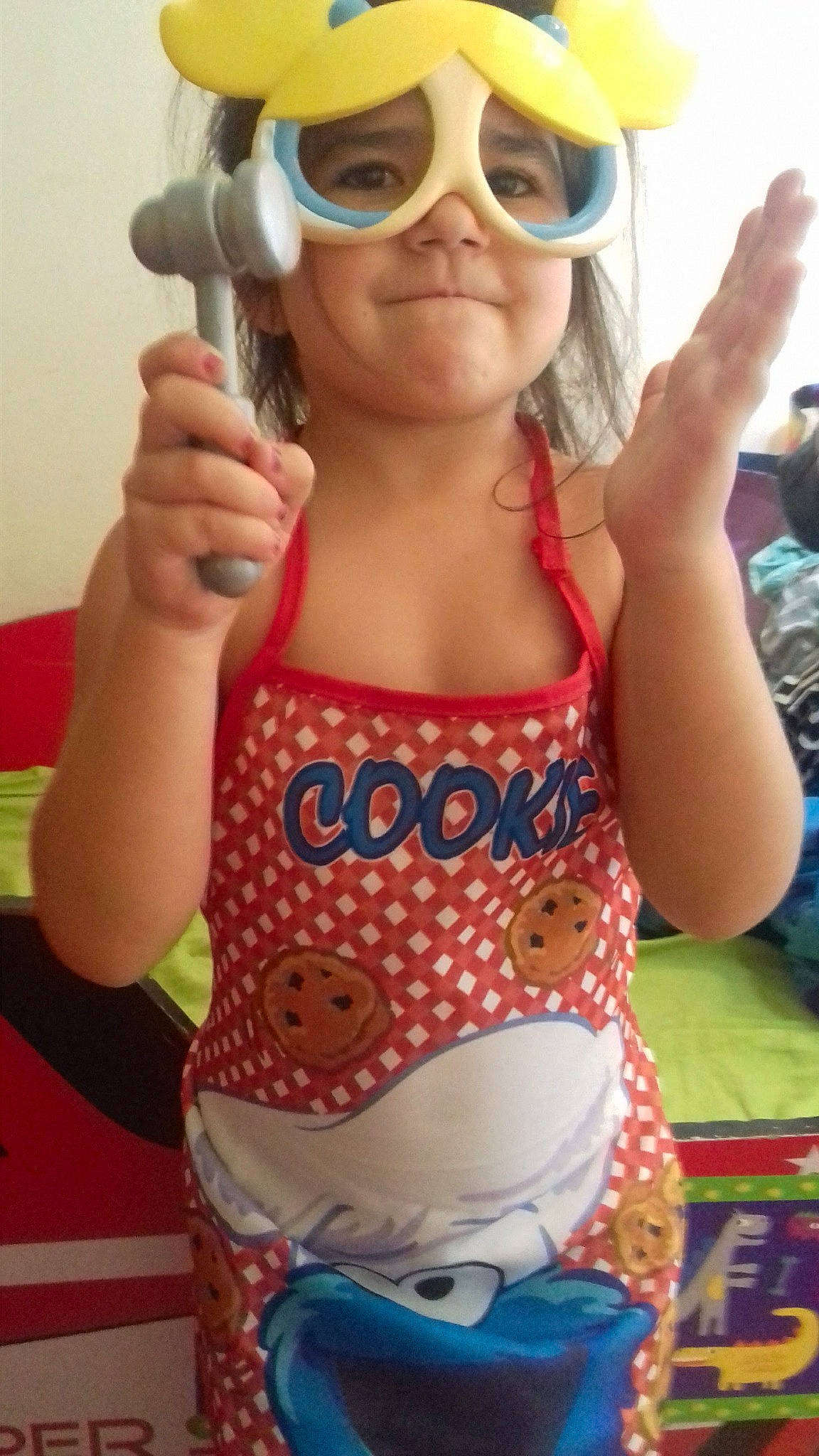 Giuliana participe au concours pour gagner de l'argent avec cette photo : child, cool, eyewear, glasses, hand, neck, pattern, person, personal_protective_equipment, polka_dot, selfie, smile, sunglasses, toddler