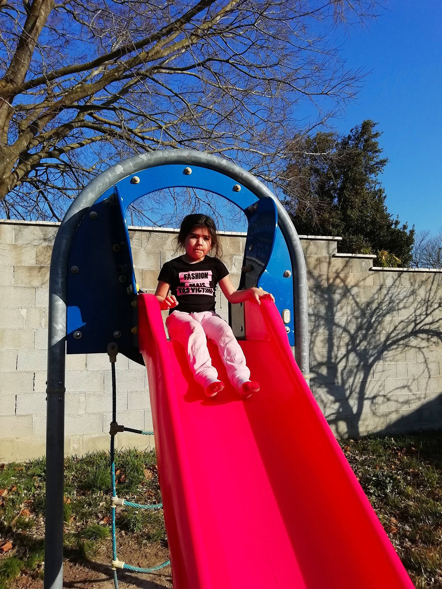 Giuliana a rejoint le concours — aidez-le/la à gagner de superbes lots ! child, chute, city, fun, grass, human_settlement, leisure, magenta, outdoor_play_equipment, person, pink, play, playground, playground_slide, public_space, recreation, tree