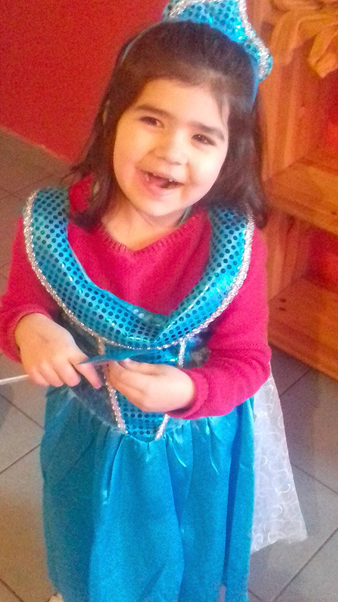 Giuliana participe au concours pour gagner de l'argent avec cette photo : aqua, blue, clothing, cool, crochet, electric_blue, fashion_accessory, joy, knitting, lady, neck, outerwear, person, pink, scarf, shawl, stole, teal, textile, turquoise