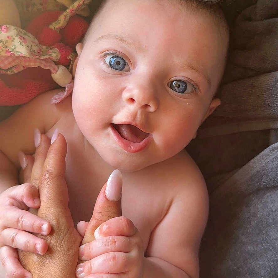 Seyana a rejoint le concours — aidez-le/la à gagner de superbes lots ! baby, blanket, blue_eyes, child, cute, face, fingers, hand, happy, holding, indoors, infant, person, plush_toy, portrait, skin, smile, soft_light, toddler, young