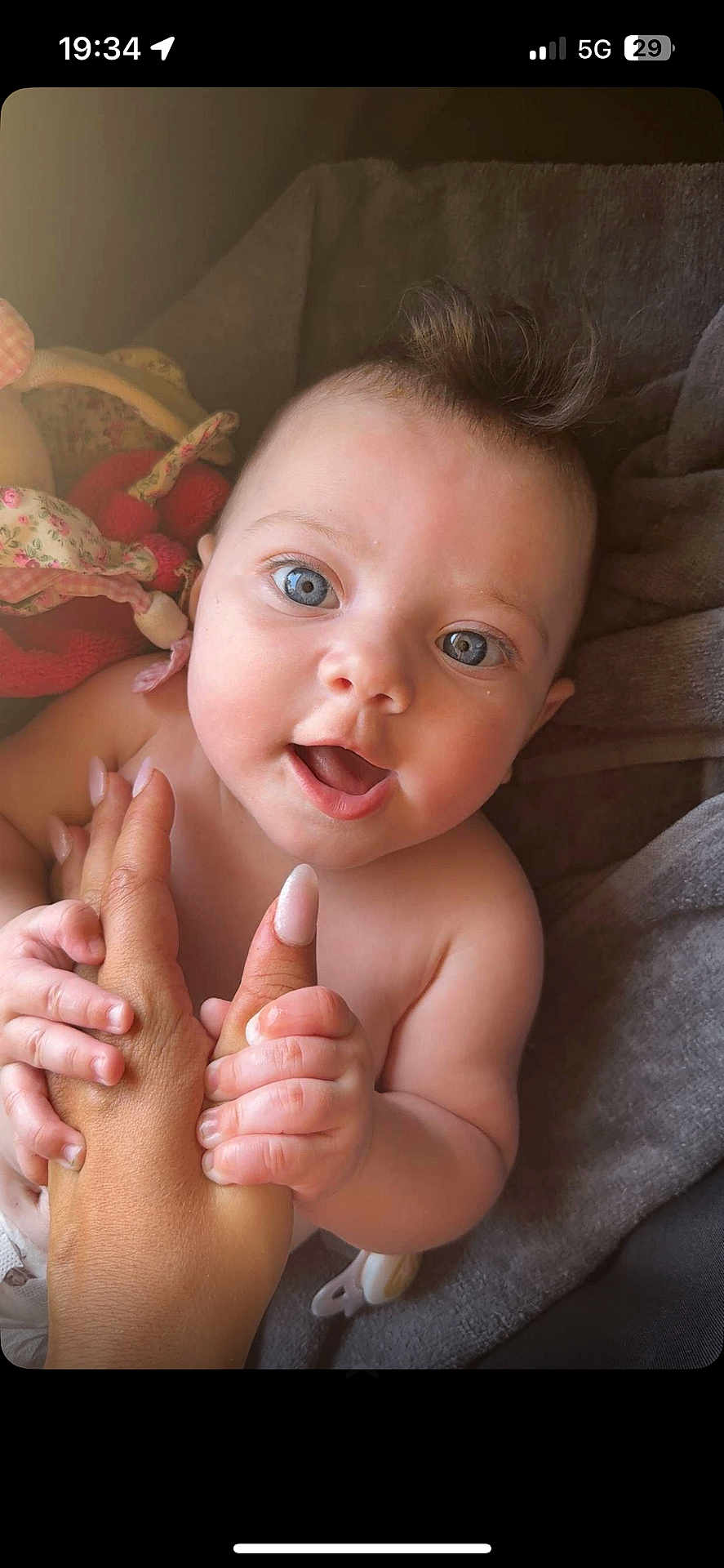 Seyana a rejoint le concours — aidez-le/la à gagner de superbes lots ! baby, blanket, blue_eyes, child, cute, face, fingers, hand, happy, holding, indoors, infant, person, plush_toy, portrait, skin, smile, soft_light, toddler, young
