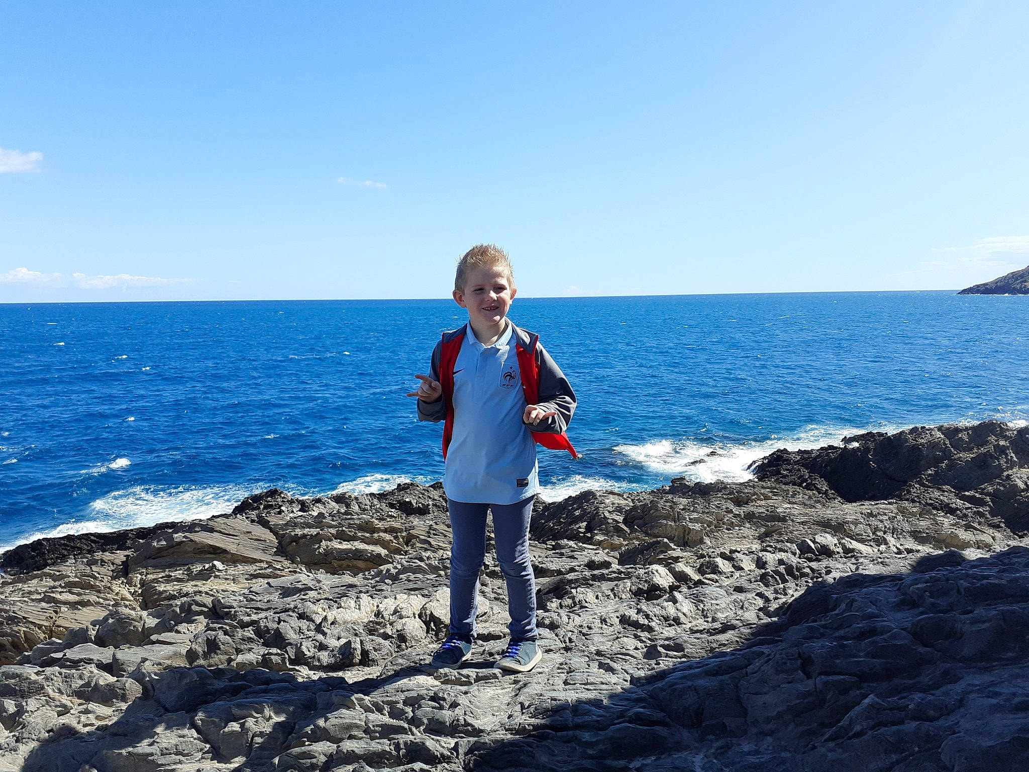 Mathieu a rejoint le concours — aidez-le/la à gagner de superbes lots ! beach, cape, coast, coastal_and_oceanic_landforms, fun, headland, horizon, joy, leisure, mountain, ocean, person, photography, promontory, rock, sea, sky, summer, terrain, tourism