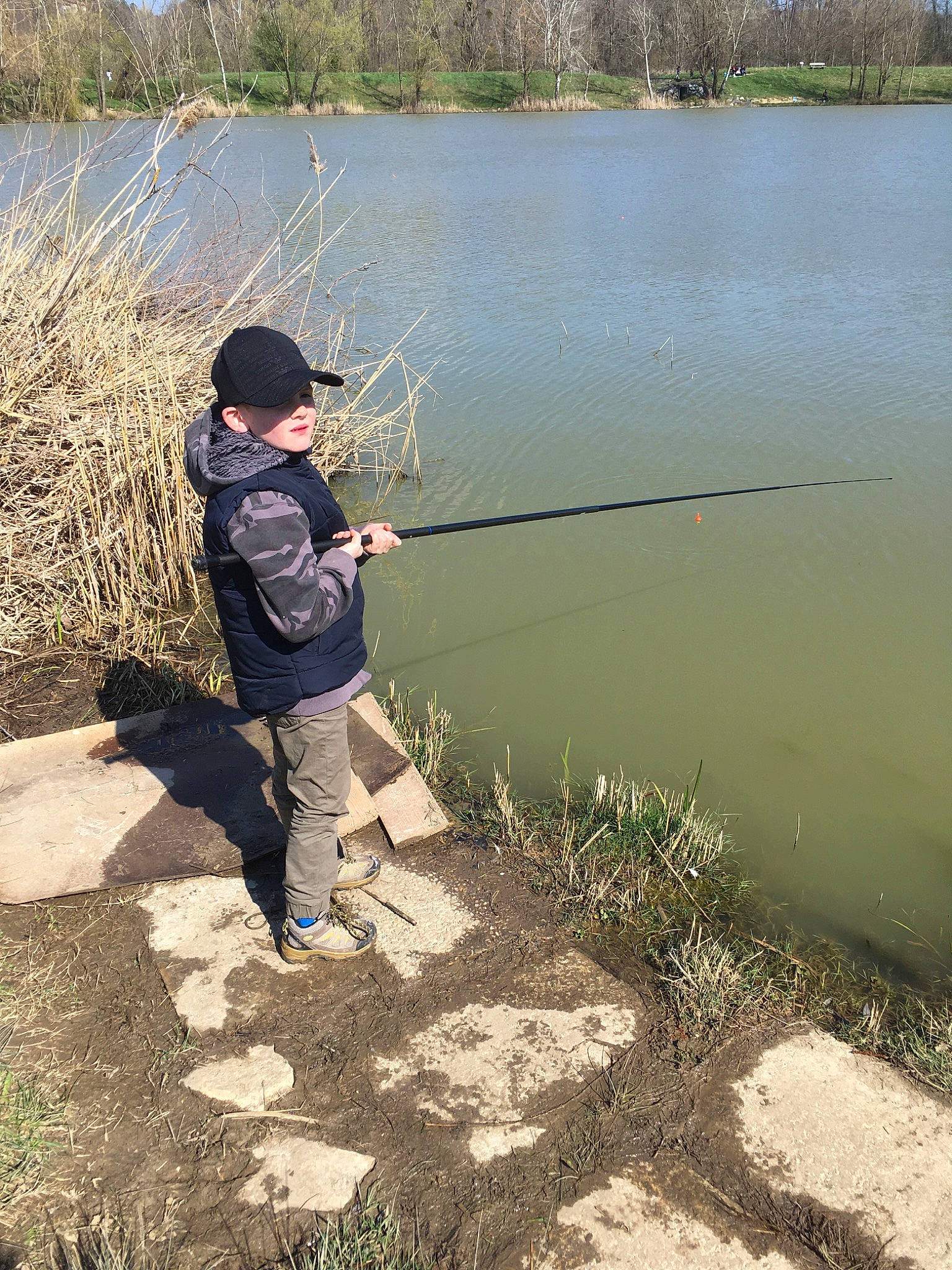 Mathieu a rejoint le concours — aidez-le/la à gagner de superbes lots ! angling, bank, casting_fishing, fisherman, fishing, fishing_rod, headwear, outdoor_recreation, person, recreation, recreational_fishing, reservoir, river