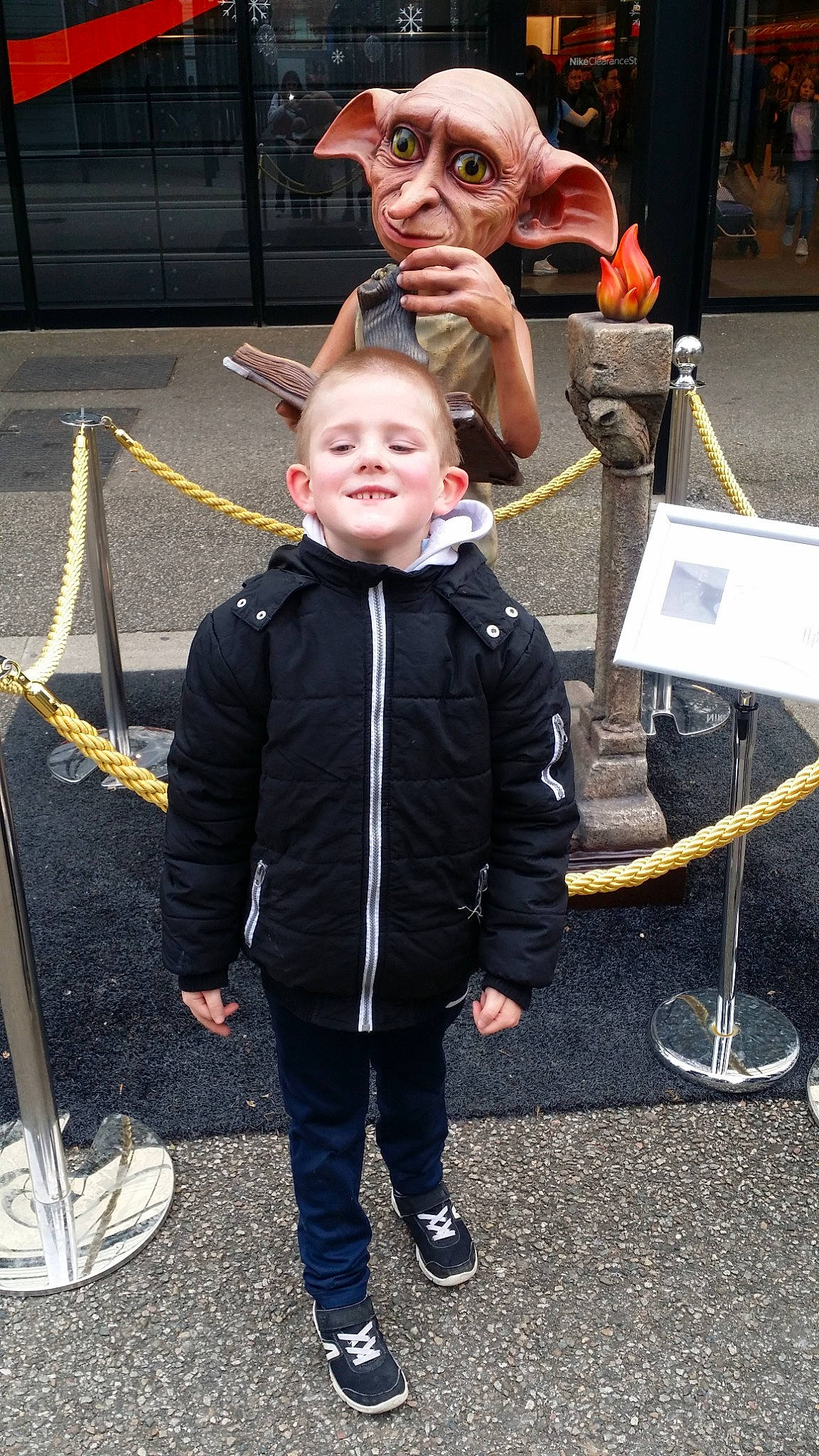 Mathieu a rejoint le concours — aidez-le/la à gagner de superbes lots ! car, child, costume, fashion_accessory, fun, girl, joy, outerwear, person, product, recreation, standing, vehicle