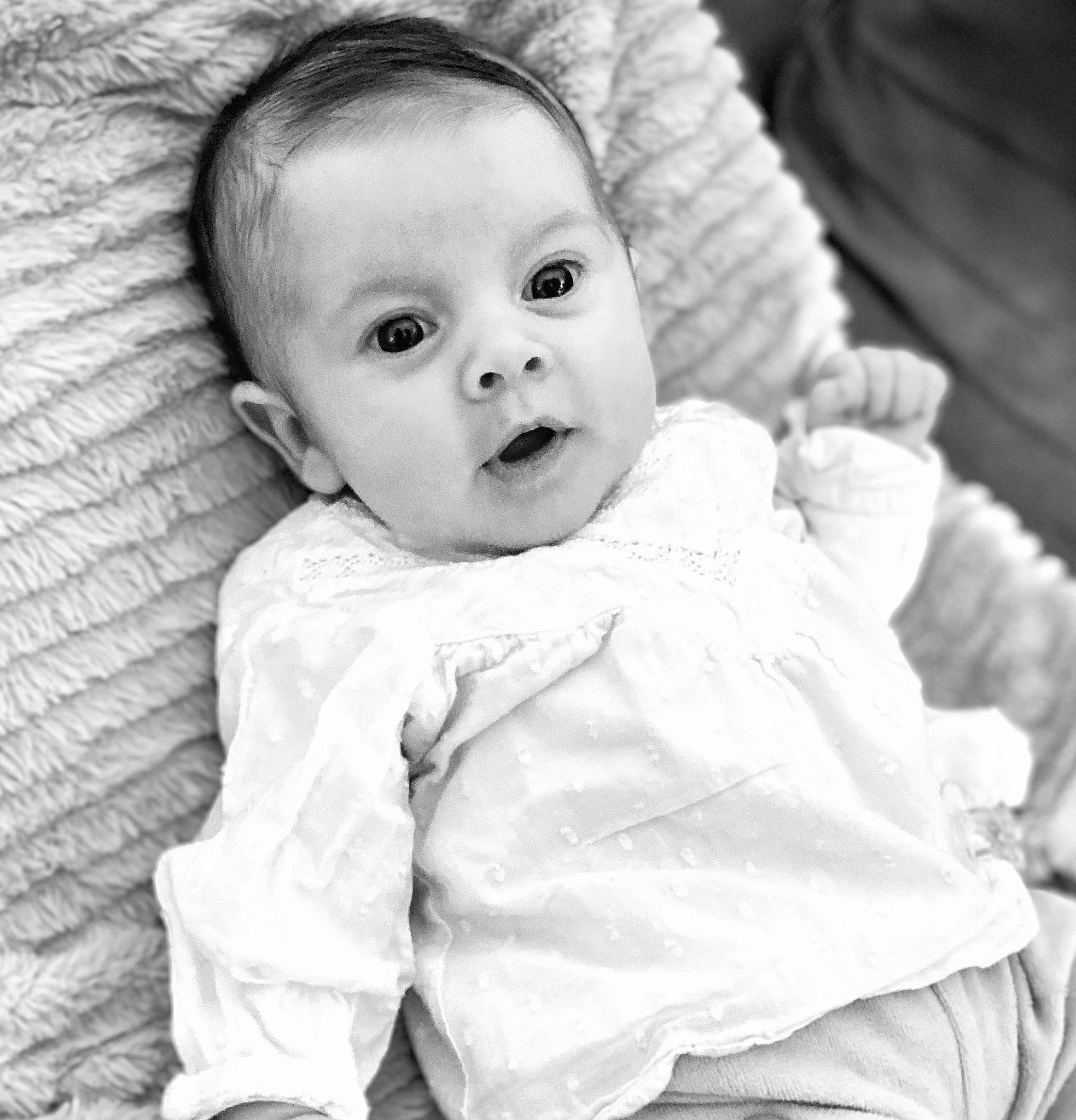 Thaïs a rejoint le concours — aidez-le/la à gagner de superbes lots ! baby, baby_toddler_clothing, black_and_white, cheek, collar, comfort, eyebrow, flash_photography, happy, iris, lip, nose, organ, person, photograph, skin, sleeve, style, textile, toddler