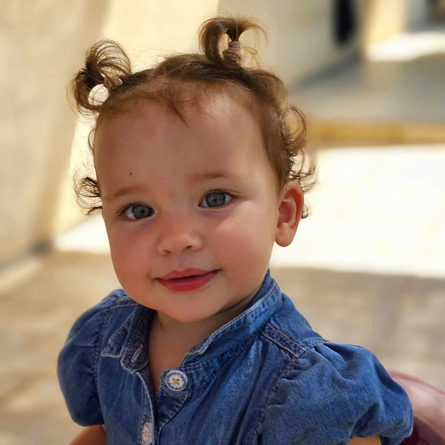 Hannah a rejoint le concours — aidez-le/la à gagner de superbes lots ! baby, blurry_background, child, clothing, curly_hair, cute, daylight, denim_shirt, face, happy, head, outdoor, pacifier, person, pigtails, portrait, skin, smiling, toddler, young_child