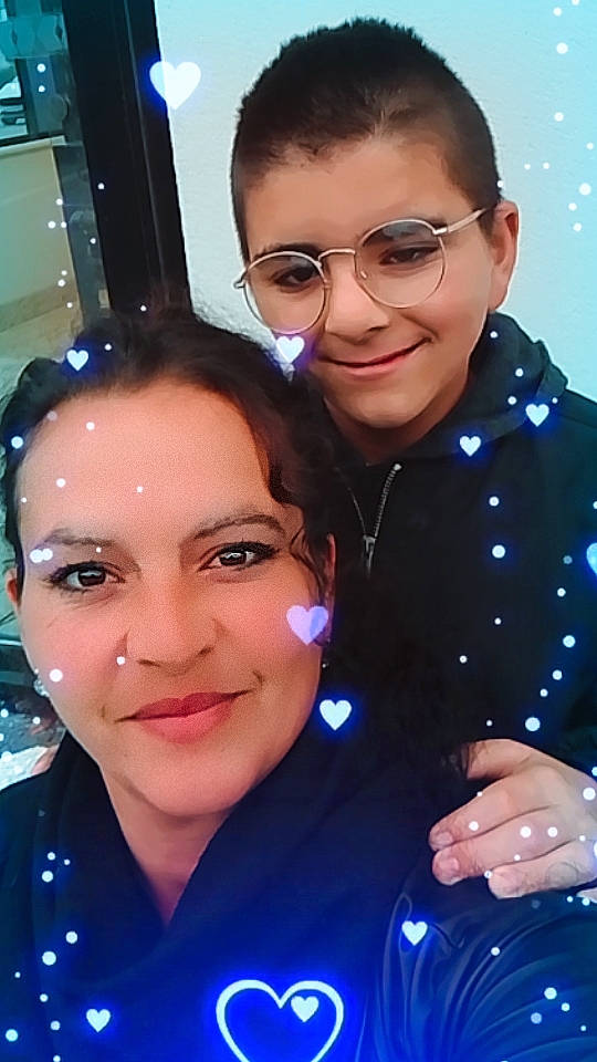 Marion participe au concours pour gagner de l'argent avec cette photo : blue, cheek, cool, eyebrow, eyelash, eyewear, face, facial_expression, forehead, fun, gesture, hairstyle, happy, iris, joy, lip, nose, person, purple, skin