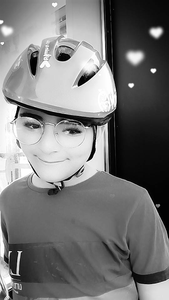 Marion participe au concours pour gagner de l'argent avec cette photo : automotive_design, automotive_lighting, bicycle_helmet, cap, eyewear, fashion_accessory, flash_photography, fun, gesture, glasses, headgear, helmet, monochrome, monochrome_photography, motorcycle_helmet, person, personal_protective_equipment, sports_equipment, sports_gear, vehicle