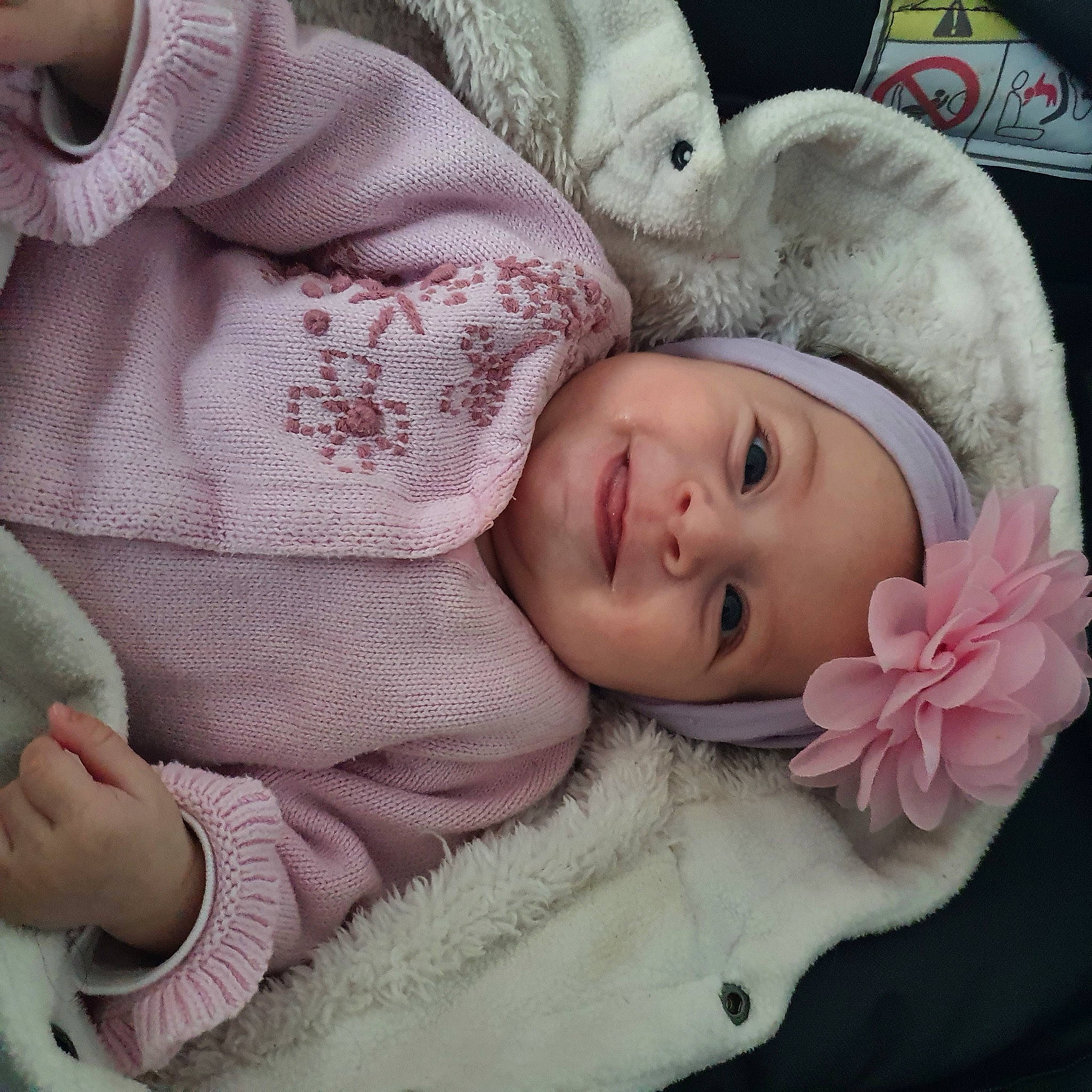 Anaé a rejoint le concours — aidez-le/la à gagner de superbes lots ! baby, cheek, chin, comfort, eyebrow, face, facial_expression, finger, flower, headwear, human, iris, joy, lip, mouth, nose, person, pink, product, skin