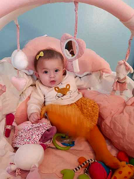 Anaé a rejoint le concours — aidez-le/la à gagner de superbes lots ! baby, baby_toddler_clothing, cheek, child, comfort, dress, event, facial_expression, finger, fun, happy, iris, person, pink, product, room, skin, textile, toddler, white