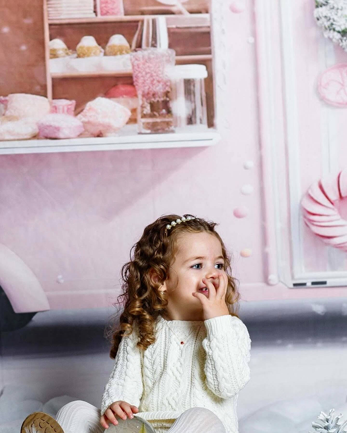 Eva a rejoint le concours — aidez-le/la à gagner de superbes lots ! beauty, blond, brown_hair, child, event, fashion, fashion_design, flash_photography, fun, hairstyle, happy, lighting, person, photograph, pink, room, sitting, toddler, tree, white