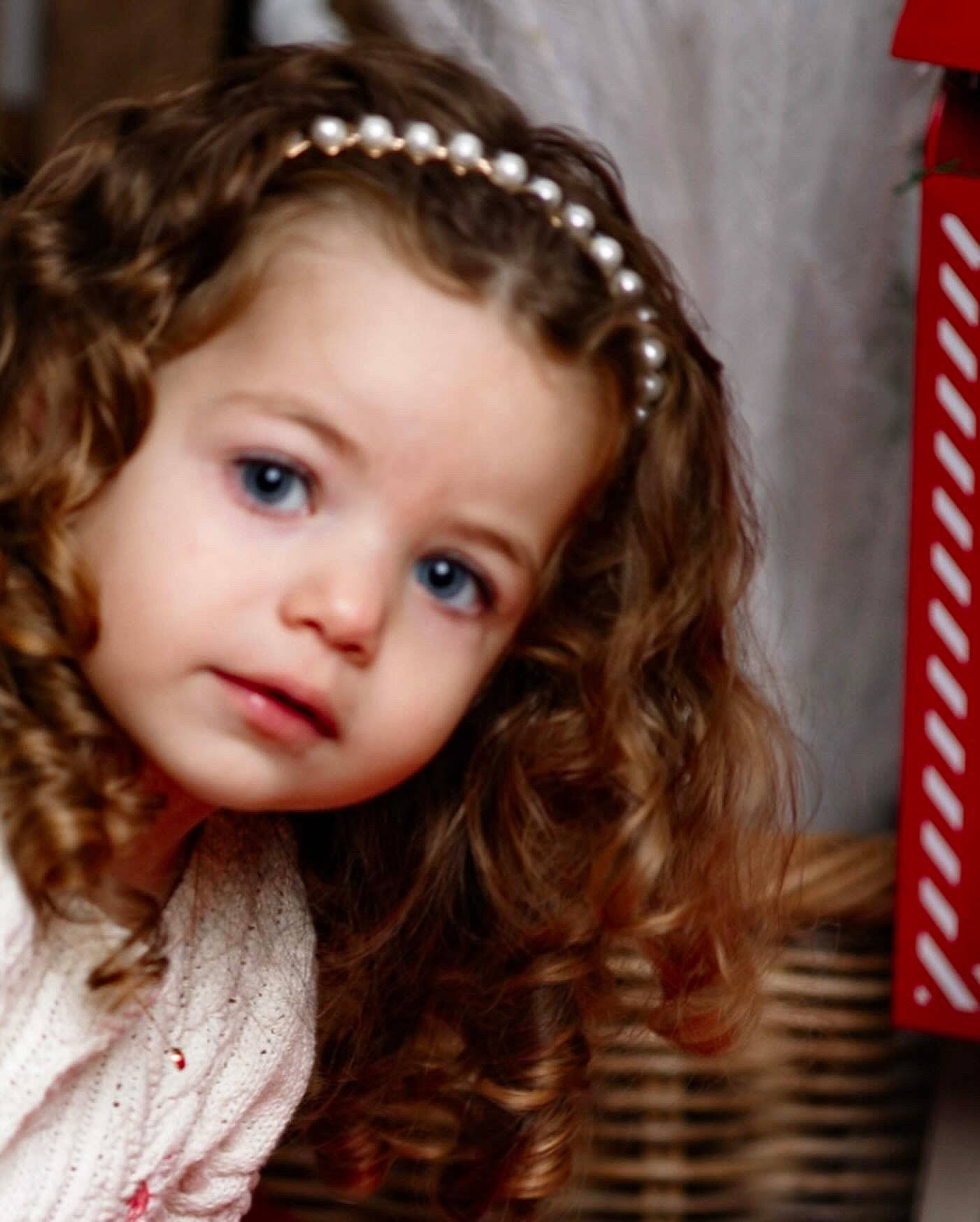 Eva a rejoint le concours — aidez-le/la à gagner de superbes lots ! cheek, chin, ear, eye, eyebrow, eyelash, flash_photography, forehead, hair, happy, headpiece, iris, jaw, layered_hair, lip, long_hair, neck, nose, person, ringlet