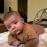 Djibril participe au concours pour gagner de l'argent avec cette photo : baby, baby_gym, blanket, child, cozy, curious, eyes, face, furniture, head, home, indoor, infant, lying_down, person, portrait, skin, soft_texture, sweater, toy