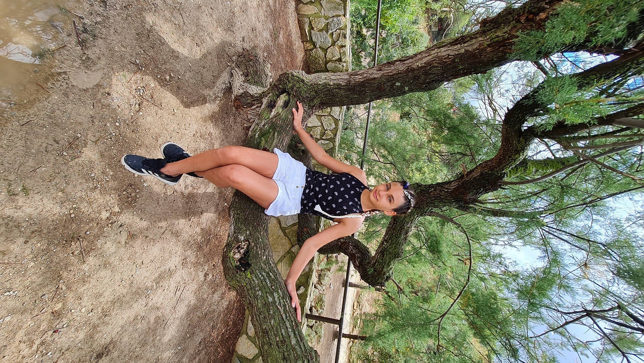 Miray participe au concours pour gagner de l'argent avec cette photo : adventure, balance, elbow, fun, grass, happy, human_leg, joy, knee, leg, leisure, people_in_nature, person, plant, recreation, shorts, thigh, tree, trunk, waist