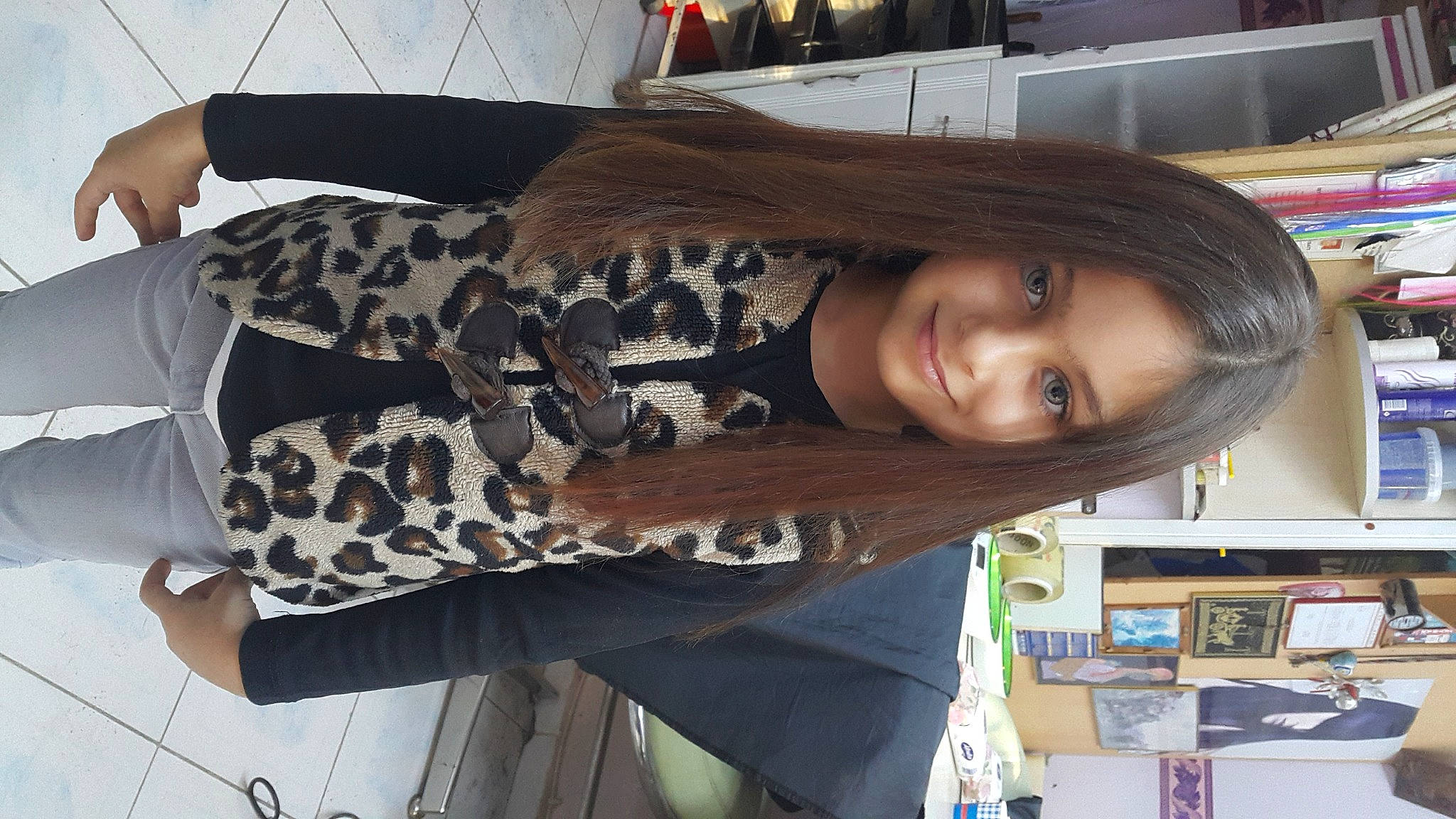 Miray participe au concours pour gagner de l'argent avec cette photo : black_hair, bookcase, elbow, fashion_accessory, fashion_design, flesh, fun, fur, human_leg, joy, layered_hair, long_hair, pattern, person, shelf, sleeve, smile, snapshot, thigh, trunk