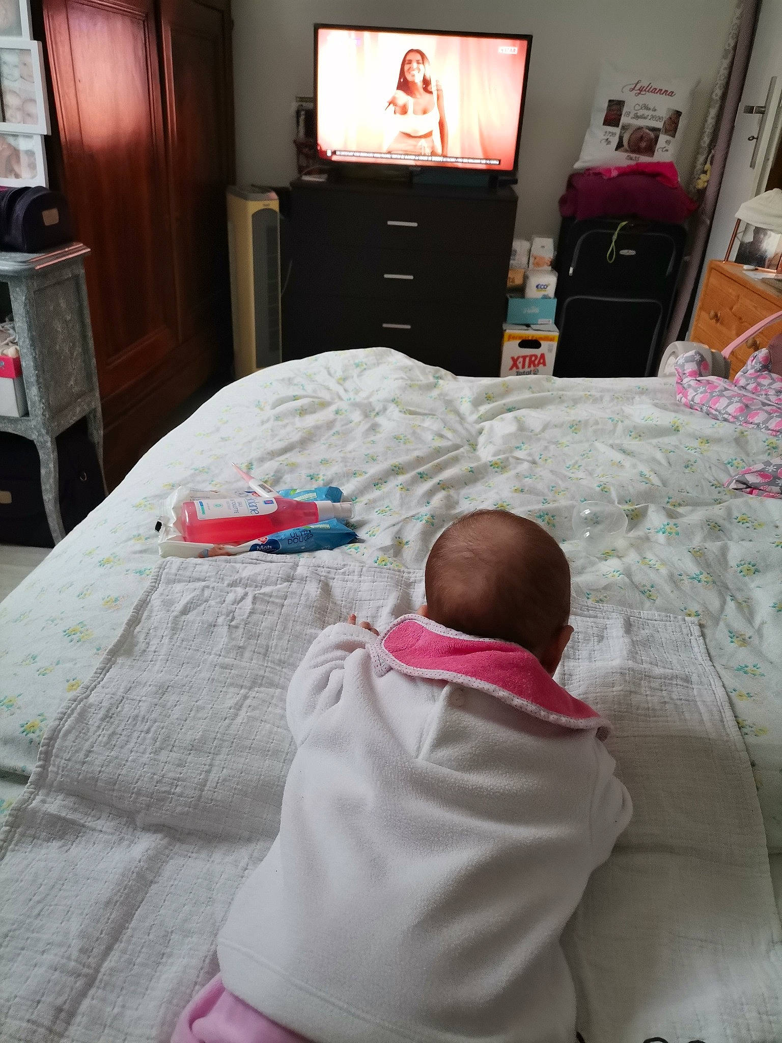 Lylianna a rejoint le concours — aidez-le/la à gagner de superbes lots ! baby, bed, bed_sheet, bedroom, birth, blanket, child, electronic_device, floor, flooring, furniture, home, house, joy, linens, person, play, room, technology, textile