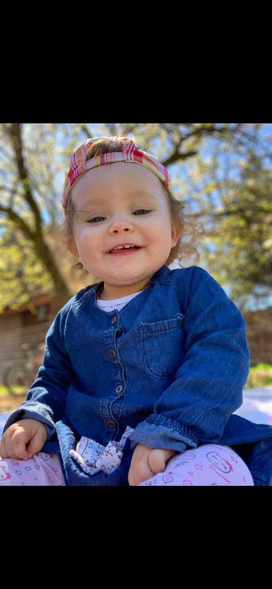 Amandine participe au concours pour gagner de l'argent avec cette photo : baby, baby_toddler_clothing, blond, child, clothing, electric_blue, flash_photography, grass, happy, headwear, iris, jewellery, joy, leaf, lip, magenta, person, sitting, skin, sleeve