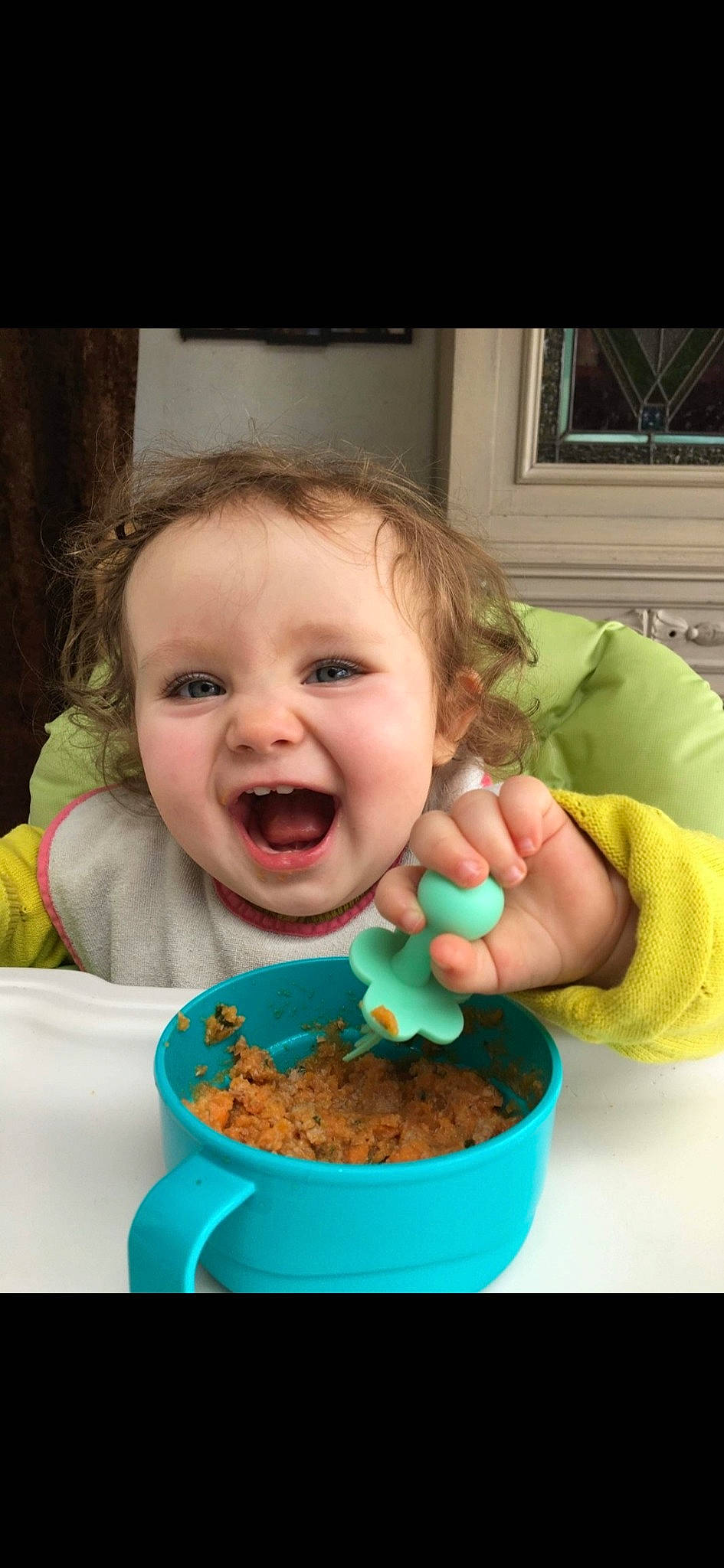 Amandine participe au concours pour gagner de l'argent avec cette photo : baby, chair, cheek, cuisine, dish, eating, food, food_craving, happy, ingredient, mouth, person, plate, recipe, smile, spoon, sweetness, t_shirt, table, tableware