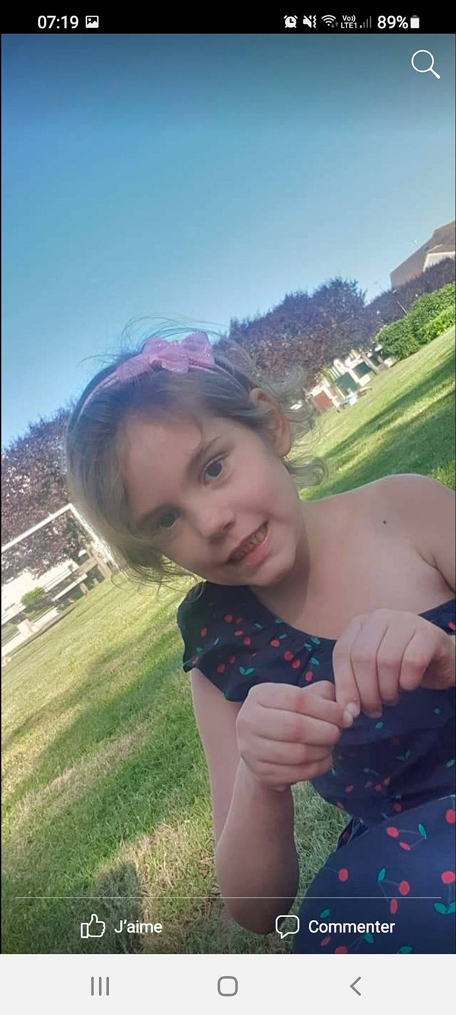 Alwena a rejoint le concours — aidez-le/la à gagner de superbes lots ! black_hair, chest, cool, fawn, flash_photography, grass, happy, joy, leisure, lip, morning, people_in_nature, person, plant, sky, smile, summer, sunlight, thigh, tints_and_shades