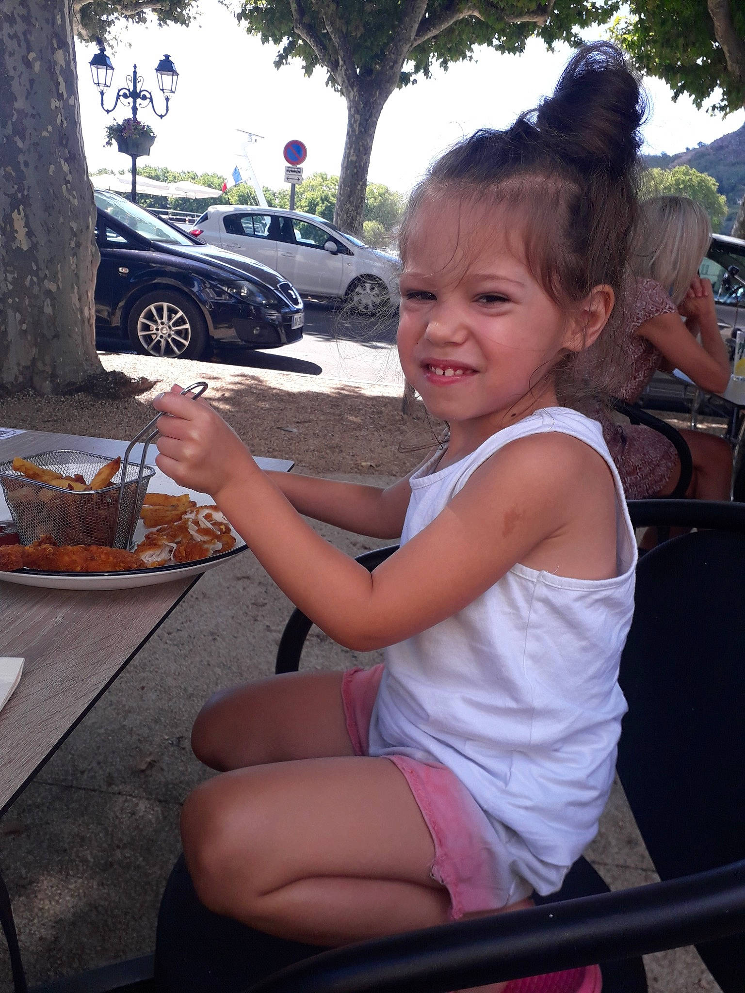 Marcia a rejoint le concours — aidez-le/la à gagner de superbes lots ! car, child, family_car, human_leg, leg, luxury_vehicle, mid_size_car, person, plant, sitting, smile, subcompact_car, summer, thigh, toddler, tree, vacation, vehicle, vehicle_door