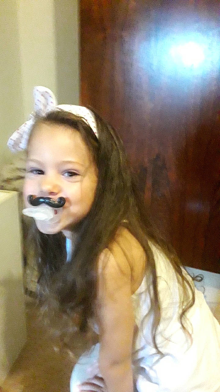 Marcia a rejoint le concours — aidez-le/la à gagner de superbes lots ! brown_hair, cheek, child, hair, hairstyle, head, jaw, long_hair, mouth, nose, person, smile