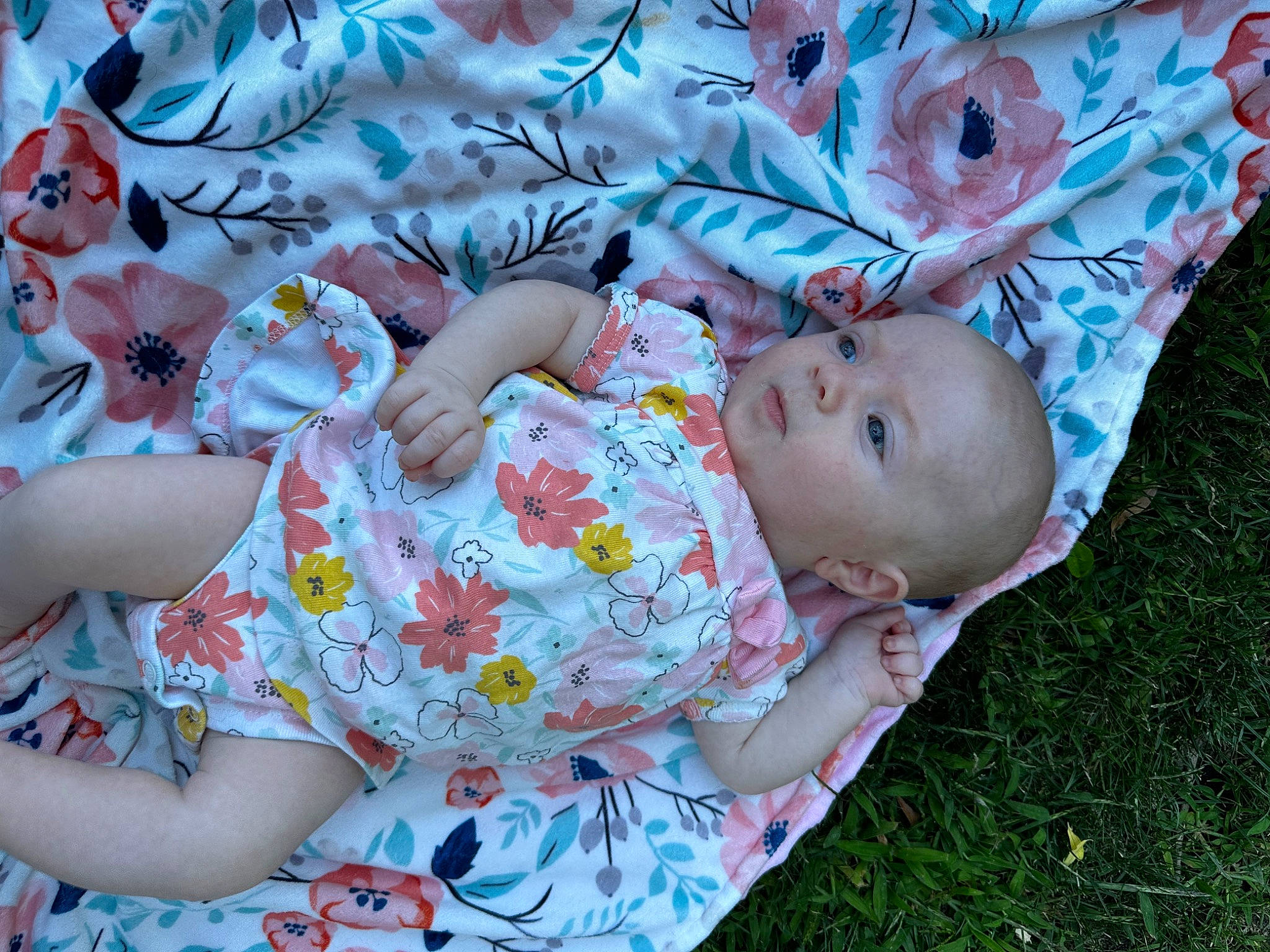 Nayvi is registered to the contest to win money with this photo: baby, baby_products, baby_toddler_clothing, child, comfort, grass, happy, head, leaf, leisure, linens, mammal, pattern, people_in_nature, person, sitting, skin, sleeve, textile, toddler