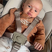 Lyssandre participe au concours pour gagner de l'argent avec cette photo : baby, bear_prints, brown_sweater, car_seat, child, clothing, comfort, cute, expression, face, hand, indoor, infant, looking, person, safety_harness, seat, white_pants, winnie_the_pooh, young