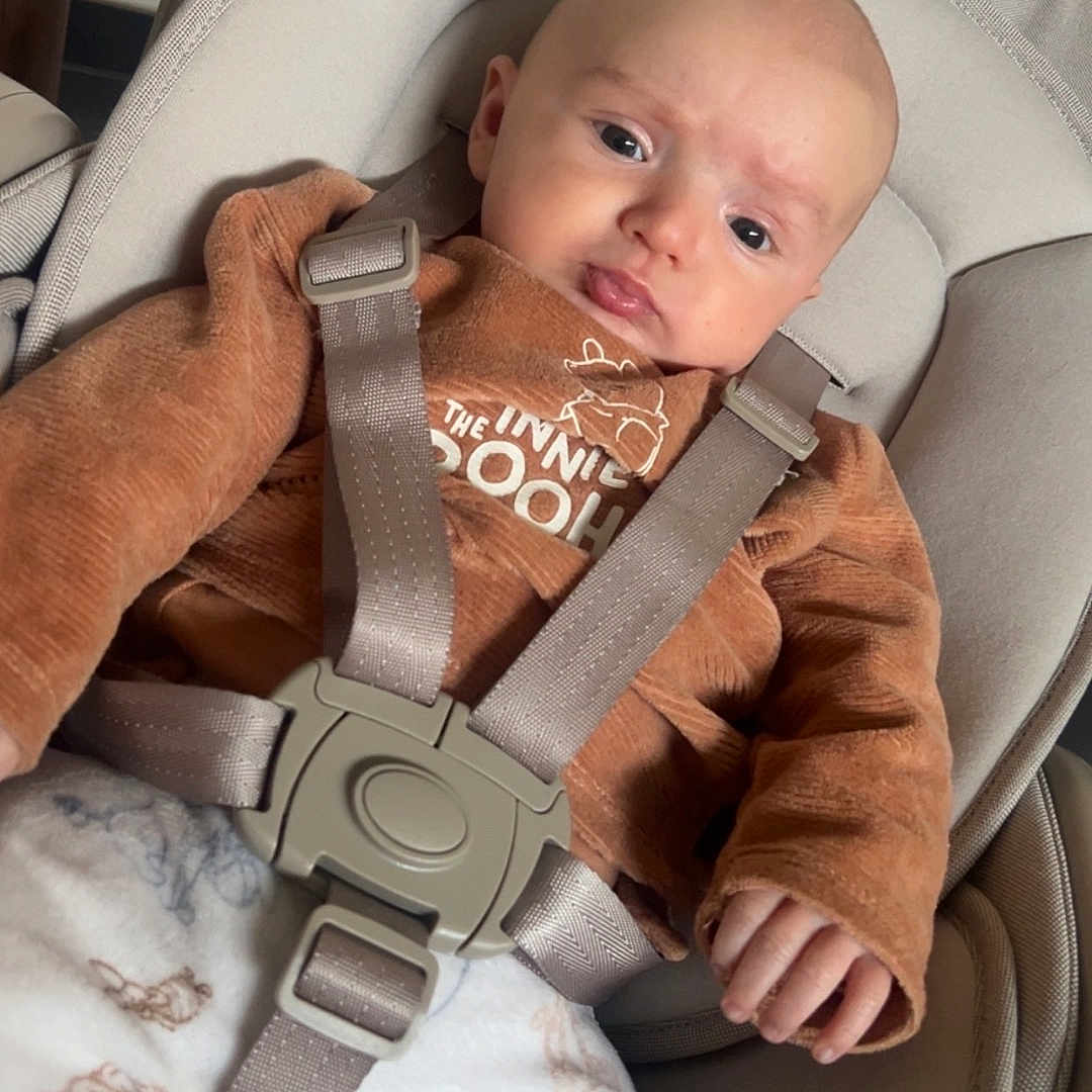 Lyssandre participe au concours pour gagner de l'argent avec cette photo : baby, bear_prints, brown_sweater, car_seat, child, clothing, comfort, cute, expression, face, hand, indoor, infant, looking, person, safety_harness, seat, white_pants, winnie_the_pooh, young