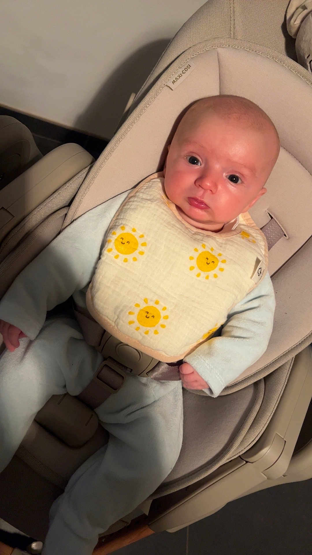 Lyssandre a rejoint le concours — aidez-le/la à gagner de superbes lots ! baby, infant, car_seat, bib, sun_pattern, clothing, face, person, indoor, seatbelt, light, expression, looking, cute, child, sitting, soft_light, head, human, young