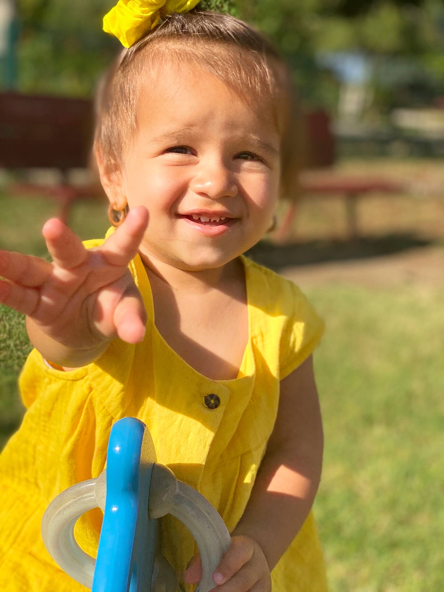 Kamilia a rejoint le concours — aidez-le/la à gagner de superbes lots ! child, ear, facial_expression, finger, fun, happy, joy, person, play, recreation, skin, smile, summer, toddler, yellow