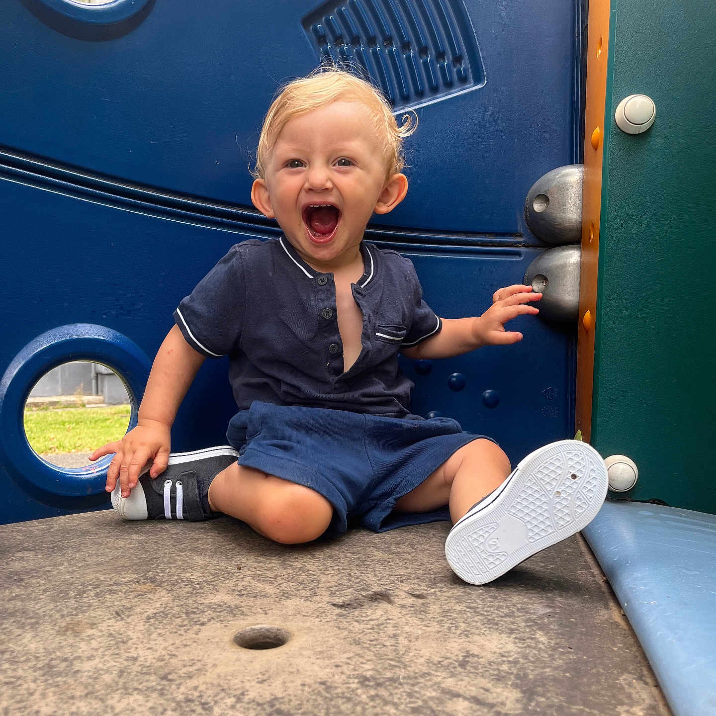 Elio a rejoint le concours — aidez-le/la à gagner de superbes lots ! baby, babylaughing, bodypart, clothing, face, footwear, happy, head, laughing, outdoorplayarea, outdoors, pants, person, photography, playarea, portrait, shoe, shorts, sitting, sneaker