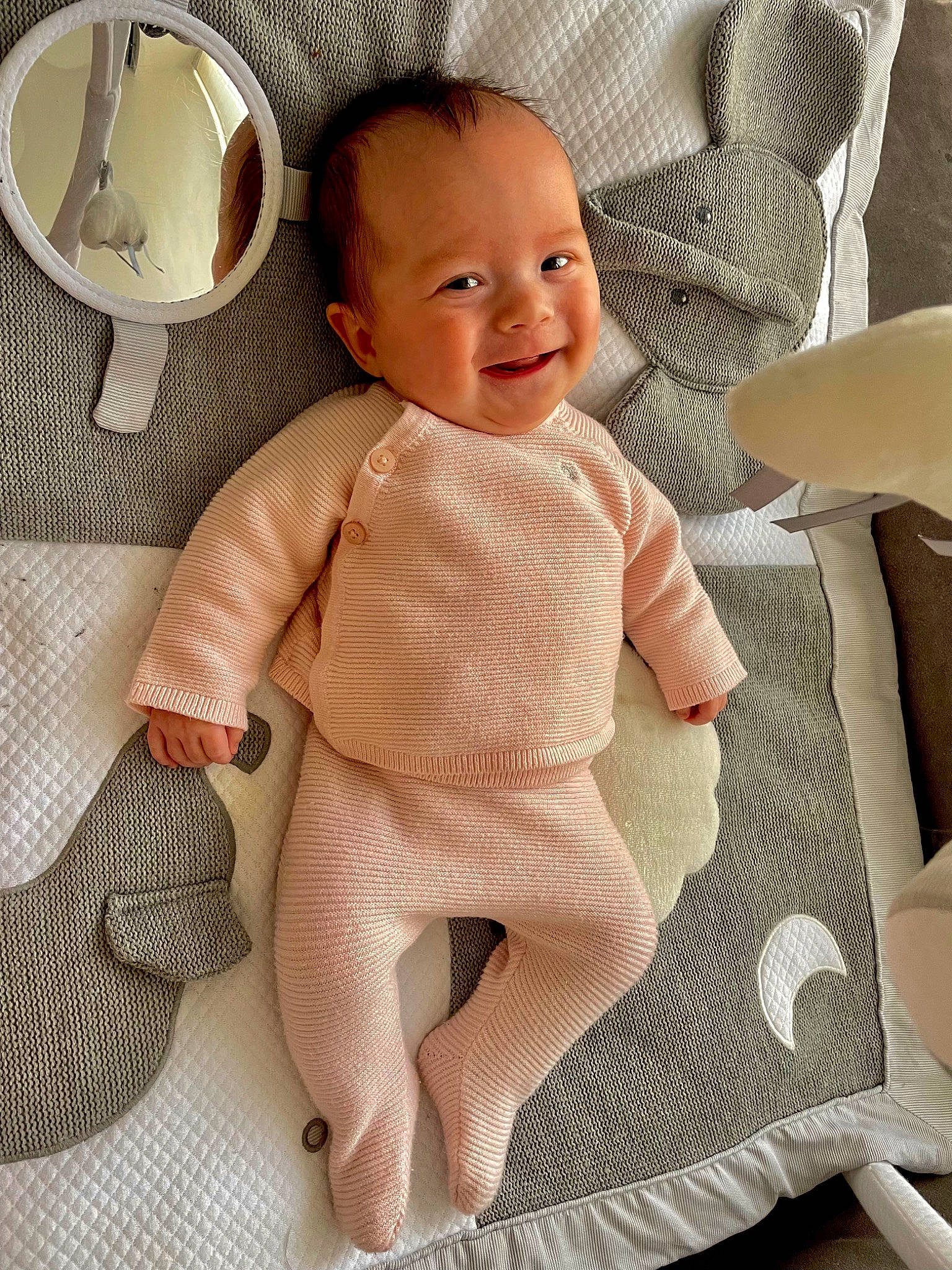 Dahlia a rejoint le concours — aidez-le/la à gagner de superbes lots ! baby, baby_safety, baby_toddler_clothing, cheek, child, comfort, eye, face, happy, human_body, linens, pattern, person, product, sitting, skin, sleeve, smile, textile, toddler