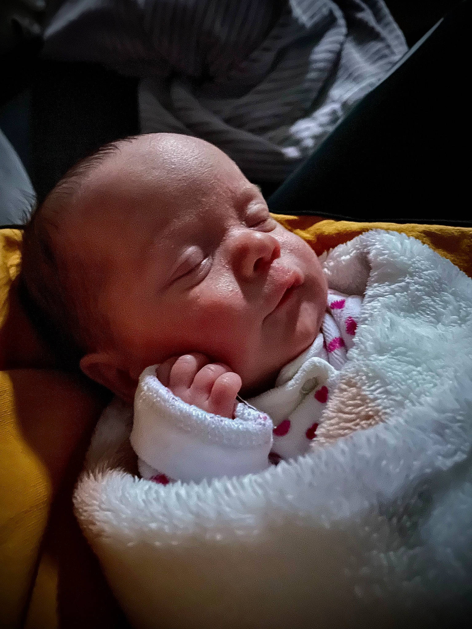 Dahlia participe au concours pour gagner de l'argent avec cette photo : baby, baby_products, baby_toddler_clothing, carmine, cheek, child, childbirth, comfort, event, eyebrow, happy, head, human_body, lip, mouth, nose, person, skin, smile, thumb