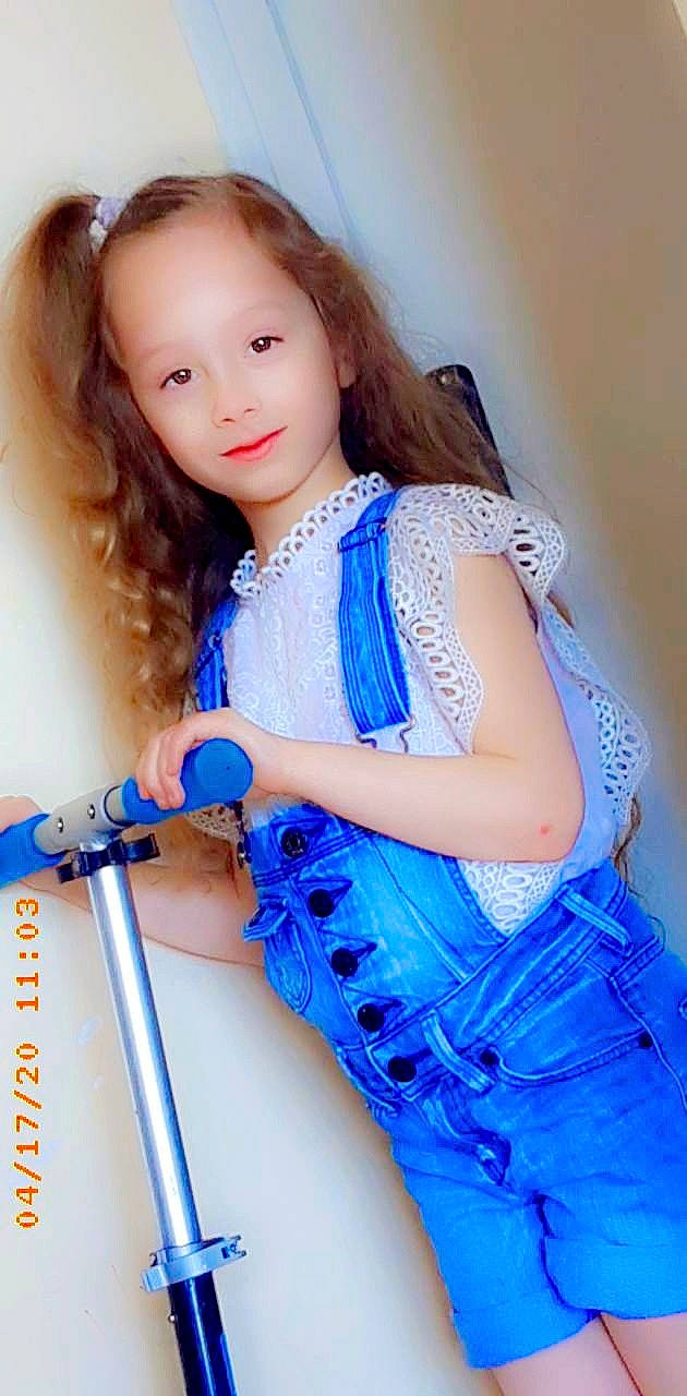 Shaïnna a rejoint le concours — aidez-le/la à gagner de superbes lots ! beauty, blue, child, child_model, electric_blue, japanese_idol, long_hair, person, singer, smile