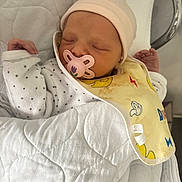 Loana participe au concours pour gagner de l'argent avec cette photo : newborn, baby, sleeping, pacifier, hat, bib, quilt, crib, infant, cozy, child, cute, resting, white, soft, peaceful, clothing, bed, small, indoors
