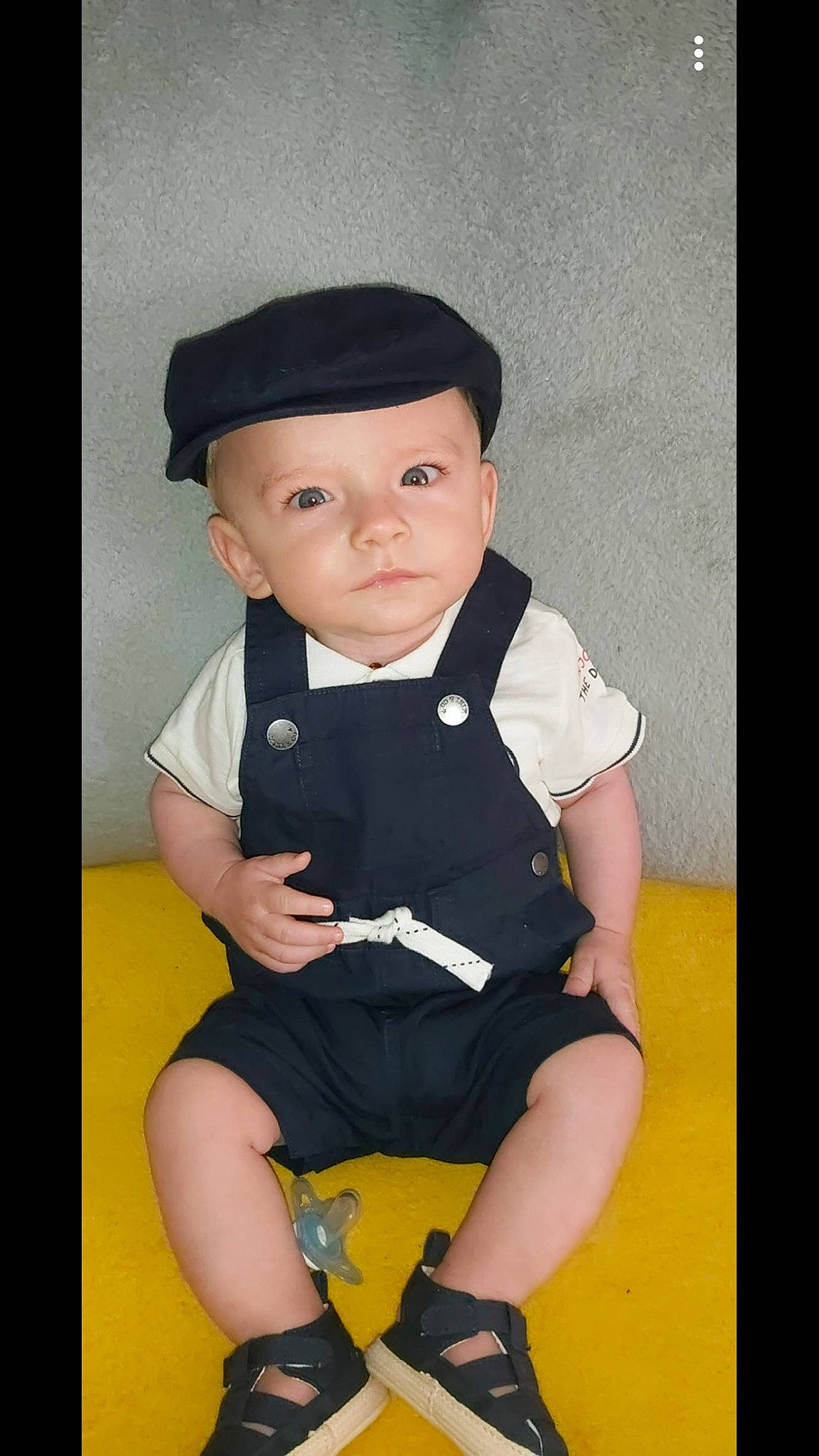 Eliot a rejoint le concours — aidez-le/la à gagner de superbes lots ! art, baby, baby_toddler_clothing, child, collar, costume, costume_accessory, eye, face, fashion_accessory, flash_photography, formal_wear, headwear, jewellery, knee, pattern, person, sitting, sleeve, t_shirt