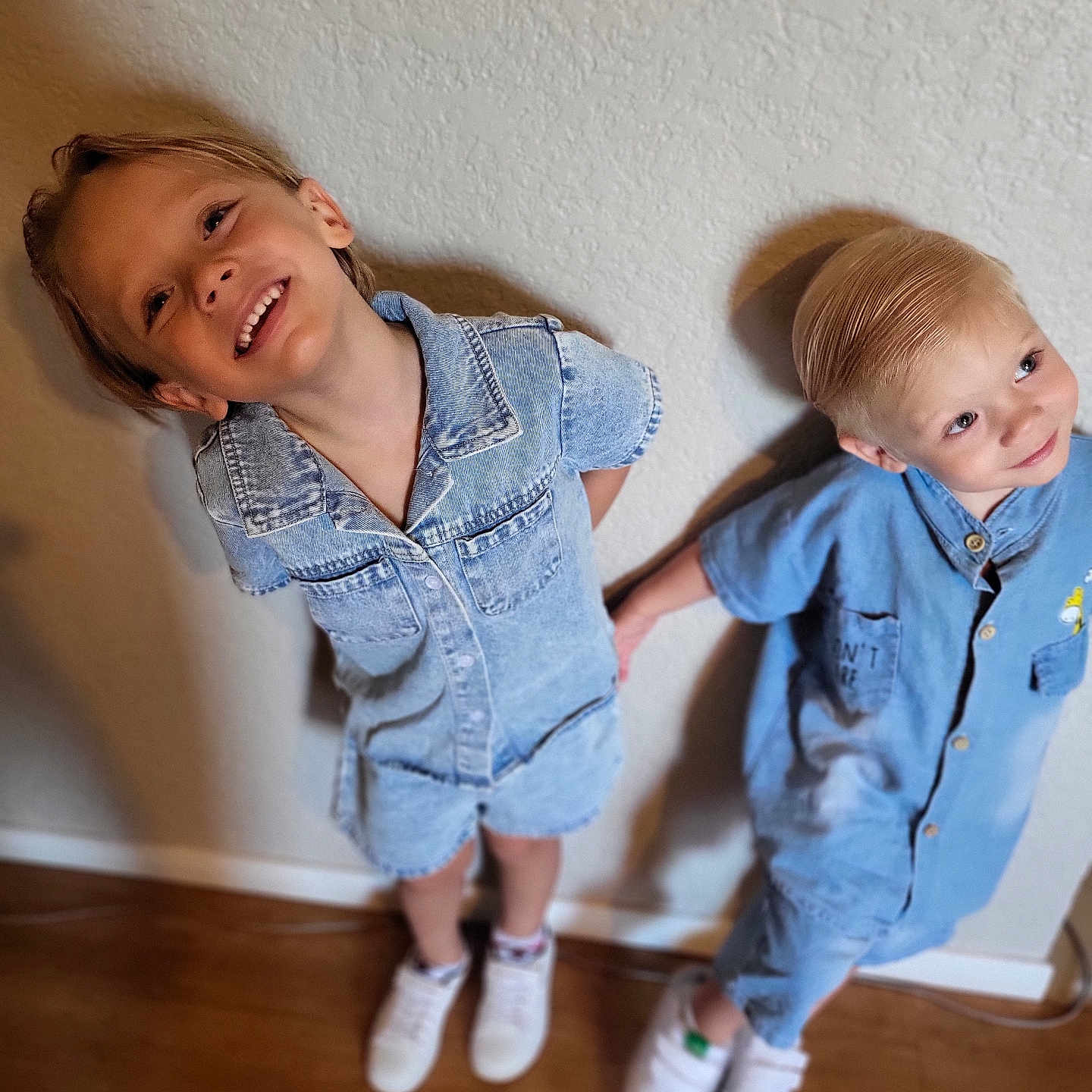 Dwayne a rejoint le concours — aidez-le/la à gagner de superbes lots ! boy, brownhair, child, clothing, face, female, footwear, girl, hair, happy, head, jeans, male, pants, person, photography, portrait, shoe, smile, wood