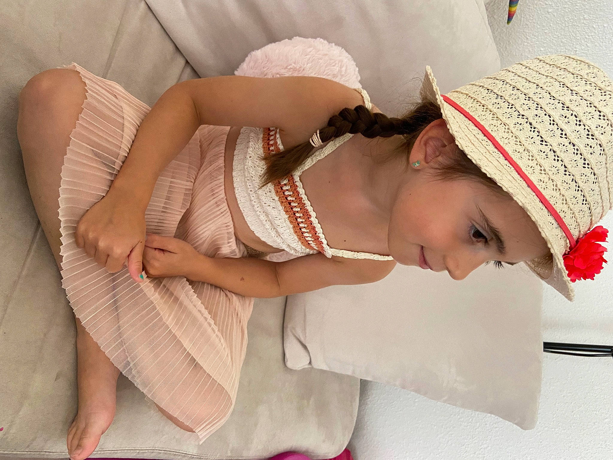 Clara a rejoint le concours — aidez-le/la à gagner de superbes lots ! abdomen, baby, child, comfort, dress, eyelash, fashion_accessory, finger, hand, happy, hat, headpiece, headwear, human_body, human_leg, knee, pattern, person, skin, thigh