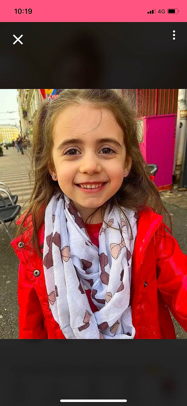 Clara participe au concours pour gagner de l'argent avec cette photo : beauty, child, cool, eye, face, facial_expression, fun, gesture, hairstyle, happy, head, human, iris, joy, lip, neck, person, pink, skin, sleeve