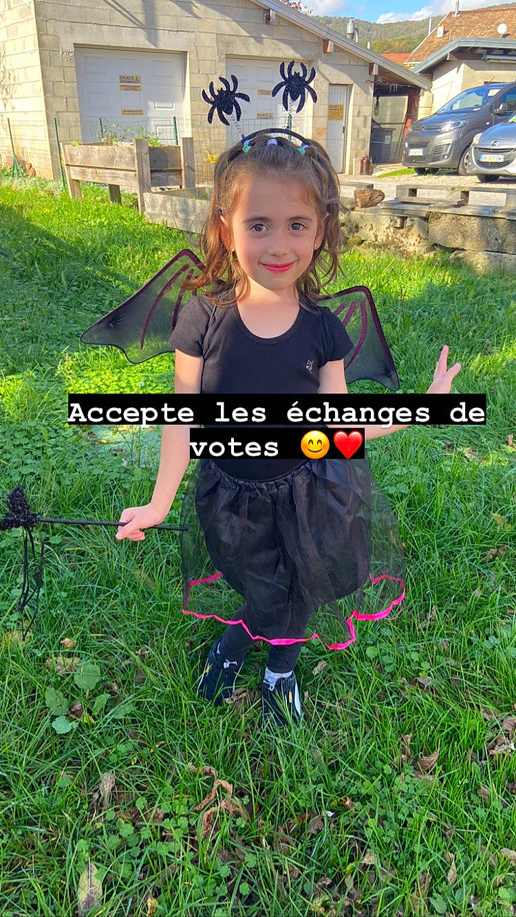 Clara participe au concours pour gagner de l'argent avec cette photo : child, dress, fun, garden, grass, grass_family, grassland, happy, joy, lawn, leisure, pattern, people_in_nature, person, plant, play, recreation, shorts, sleeve, soil