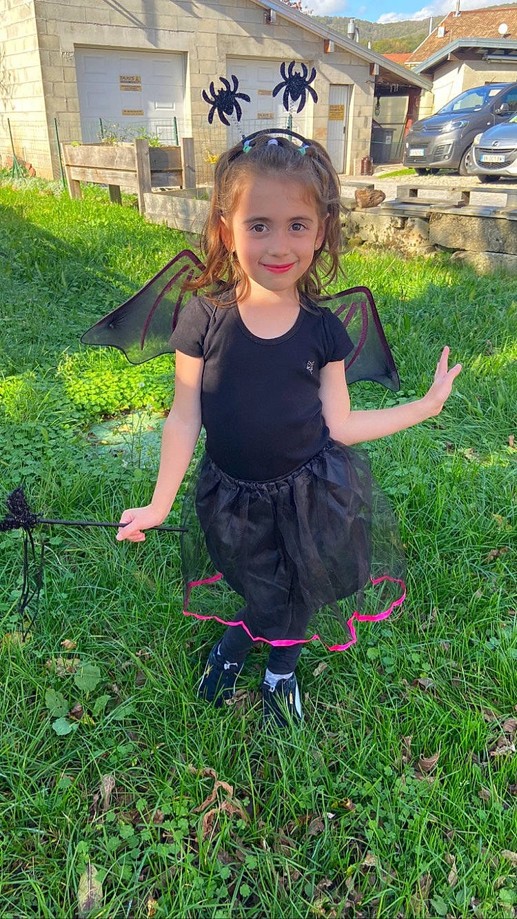 Clara a rejoint le concours — aidez-le/la à gagner de superbes lots ! baby_toddler_clothing, child, event, fun, garden, grass, grass_family, grassland, happy, joy, lawn, leaf, pattern, people_in_nature, person, plant, purple, sandal, smile, soil