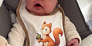 Ambre a rejoint le concours — aidez-le/la à gagner de superbes lots ! acorn, baby, baby_seat, bib, blanket, child, clothing, cushion, cute, face, gaze, hand, indoor, infant, pacifier, portrait, soft_toy, squirrel, star_mobile, stuffed_toy