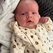 Ambre a rejoint le concours — aidez-le/la à gagner de superbes lots ! baby, blanket, child, cozy, cute, expression, face, floral_pattern, hand, indoors, infant, lying_down, newborn, onesie, person, portrait, skin, sleepwear, soft_texture, warm
