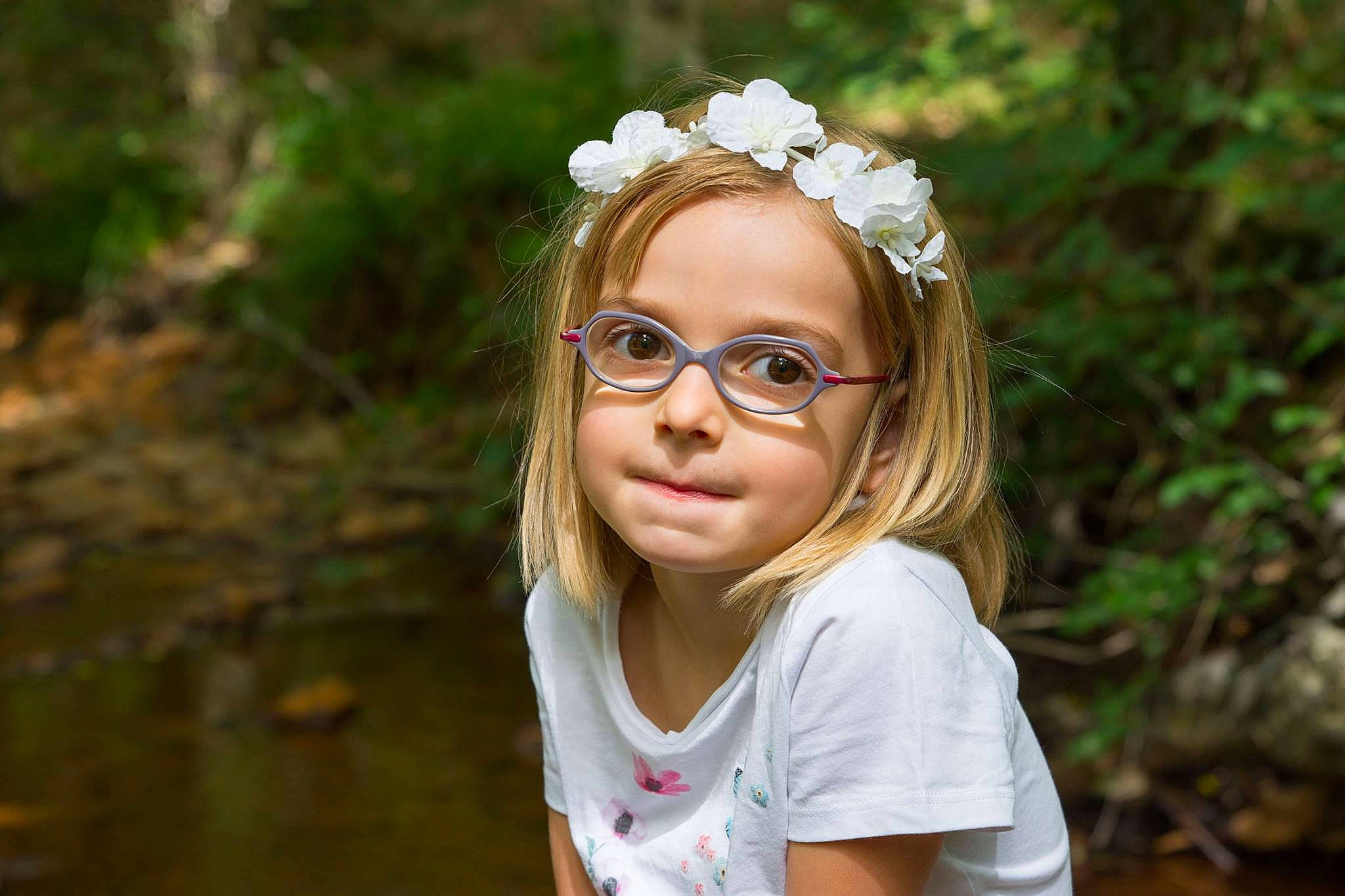 Enola a rejoint le concours — aidez-le/la à gagner de superbes lots ! beauty, blond, child, eye, eyewear, fun, girl, glasses, hair_accessory, happiness, headgear, headpiece, human_hair_color, person, plant, portrait, portrait_photography, smile, sunglasses, tree