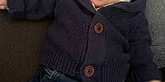 Raphaël a rejoint le concours — aidez-le/la à gagner de superbes lots ! baby, infant, child, smile, face, sweater, denim, jeans, blue, cozy, couch, blanket, indoor, cute, portrait, young_child, relaxed, warm_clothing, person, seated