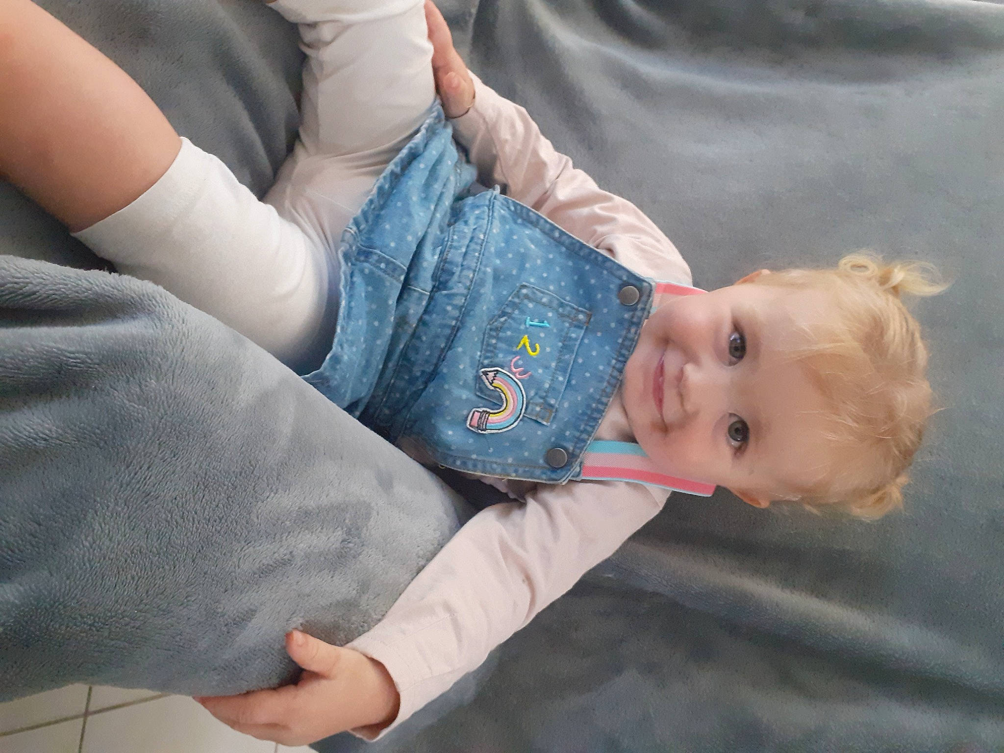 Héloïse participe au concours pour gagner de l'argent avec cette photo : arm, baby, child, joy, person, toddler