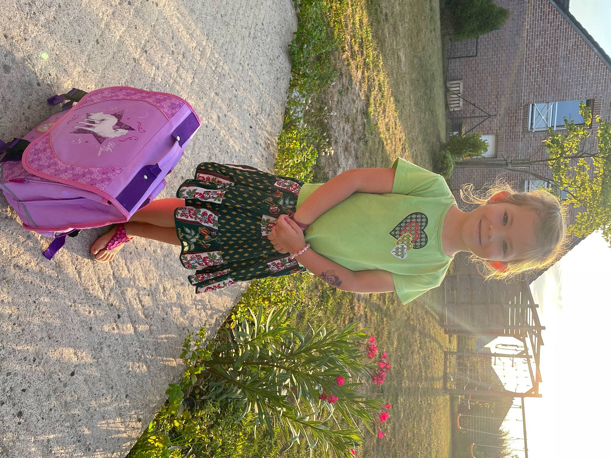 Manon a rejoint le concours — aidez-le/la à gagner de superbes lots ! asphalt, bag, baggage, fashion_accessory, fun, grass, hat, joy, landscape, leisure, luggage_and_bags, people_in_nature, person, plant, shadow, sidewalk, soil, spring, tints_and_shades, travel