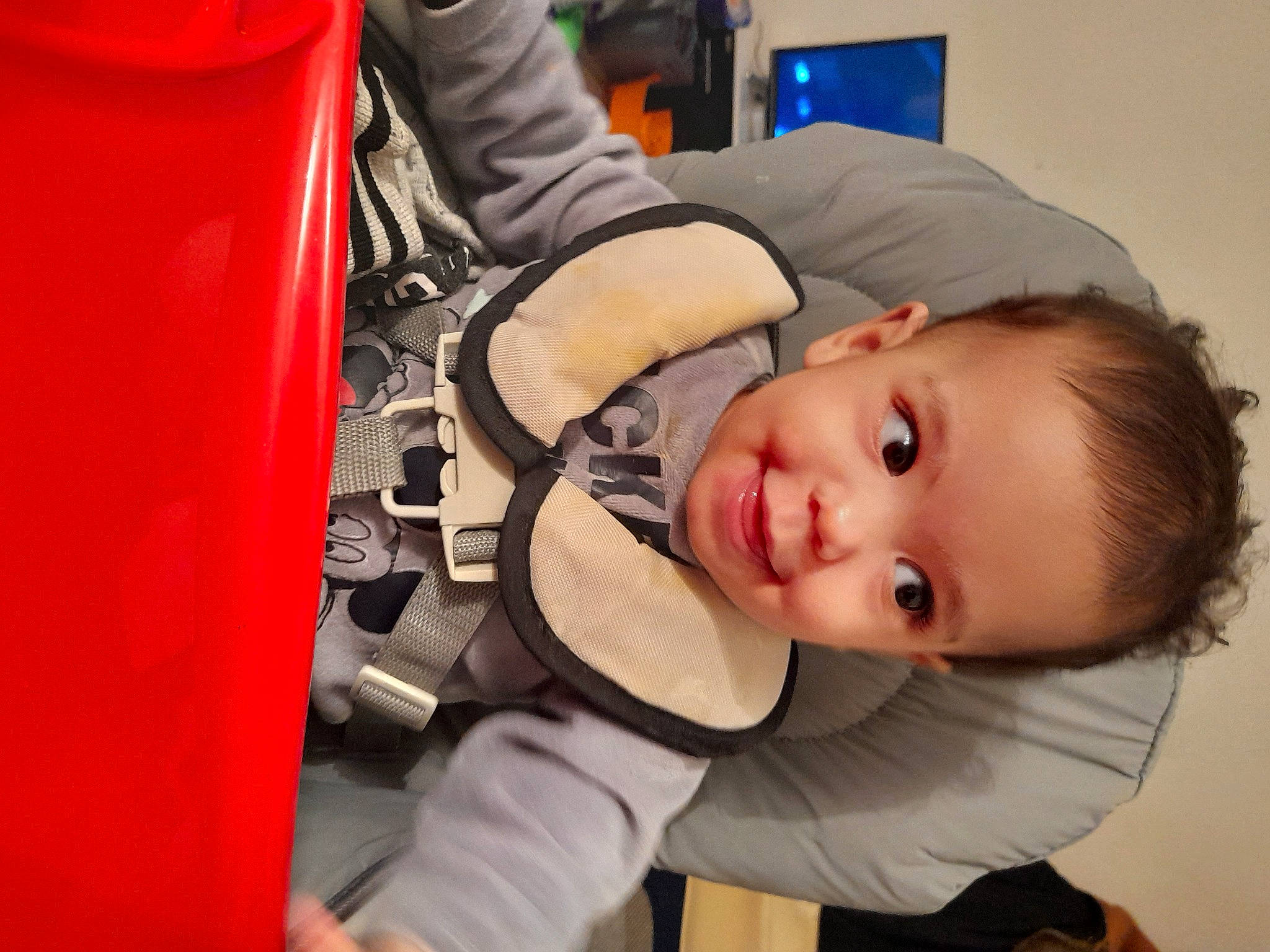 Lina a rejoint le concours — aidez-le/la à gagner de superbes lots ! agricultural_machinery, baby, baby_products, baby_toddler_clothing, child, display_device, eyelash, glove, person, plastic, safety_glove, service, toddler